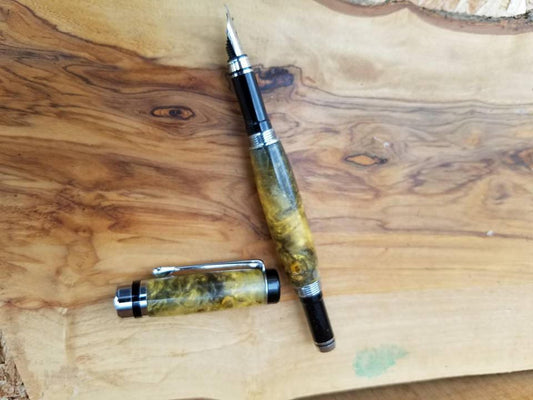 Executive Fountain pen made from acrylic embedded with Chamomile flowers