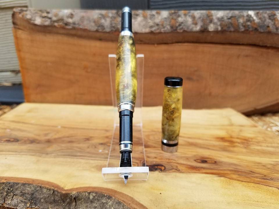 Executive Fountain pen made from acrylic embedded with Chamomile flowers