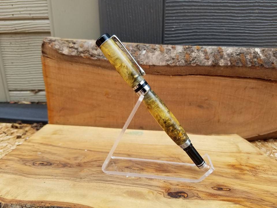 Executive Fountain pen made from acrylic embedded with Chamomile flowers