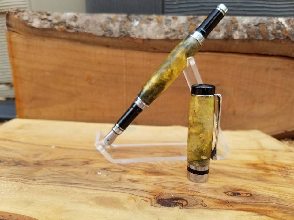 Executive Fountain pen made from acrylic embedded with Chamomile flowers