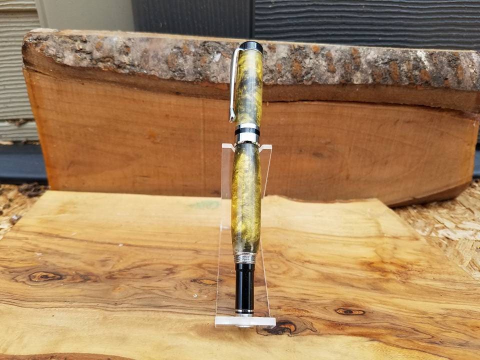 Executive Fountain pen made from acrylic embedded with Chamomile flowers