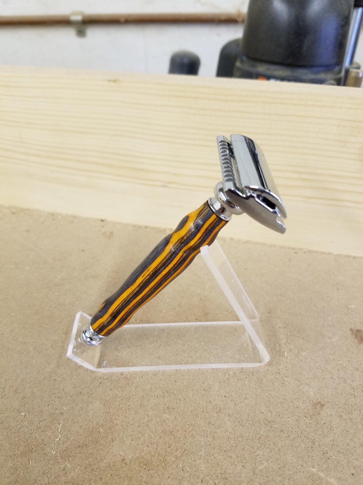 Double edged safety razor made from dyed spectraply