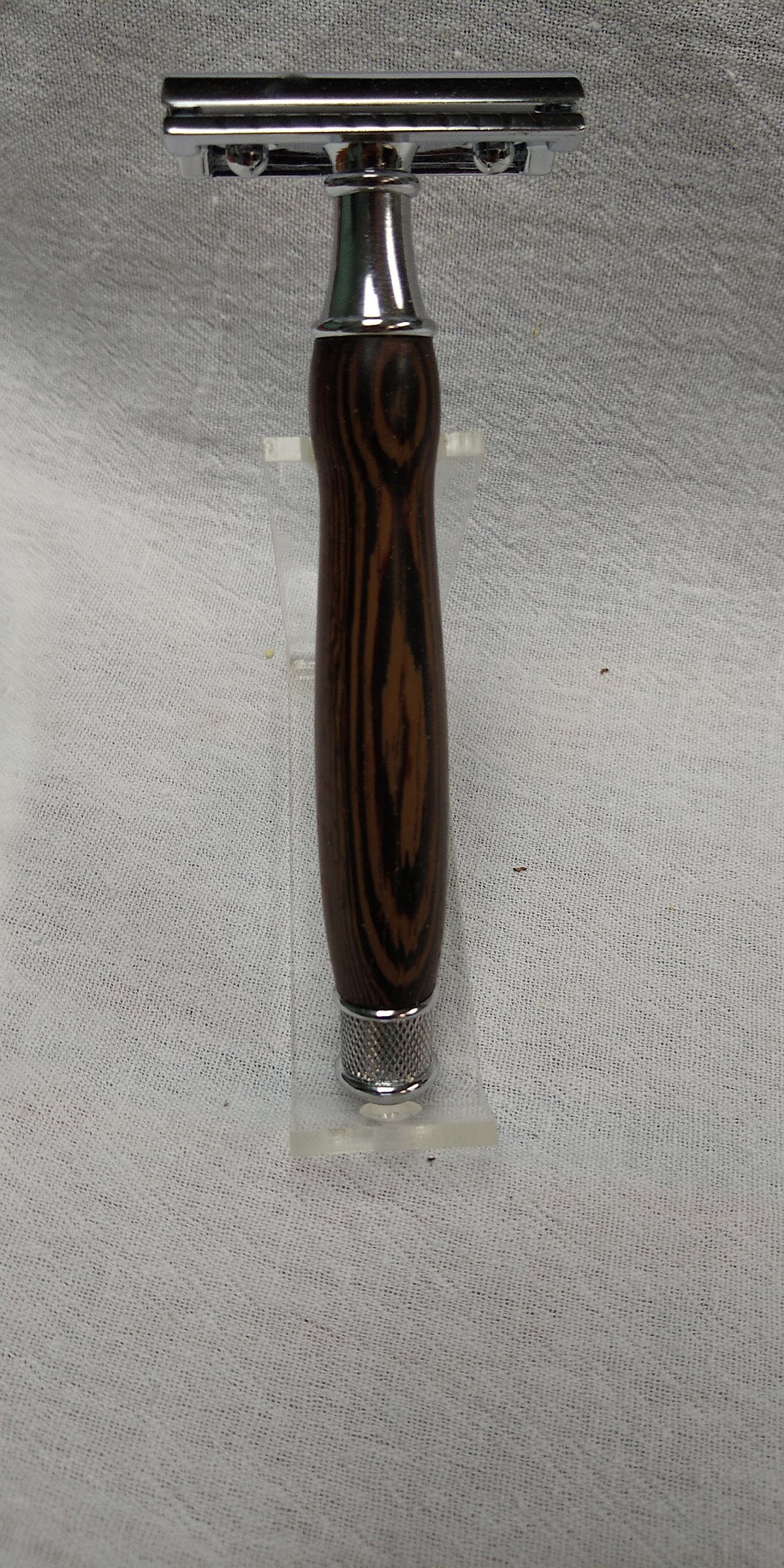 Knurled double edge safety razor made from Wenge