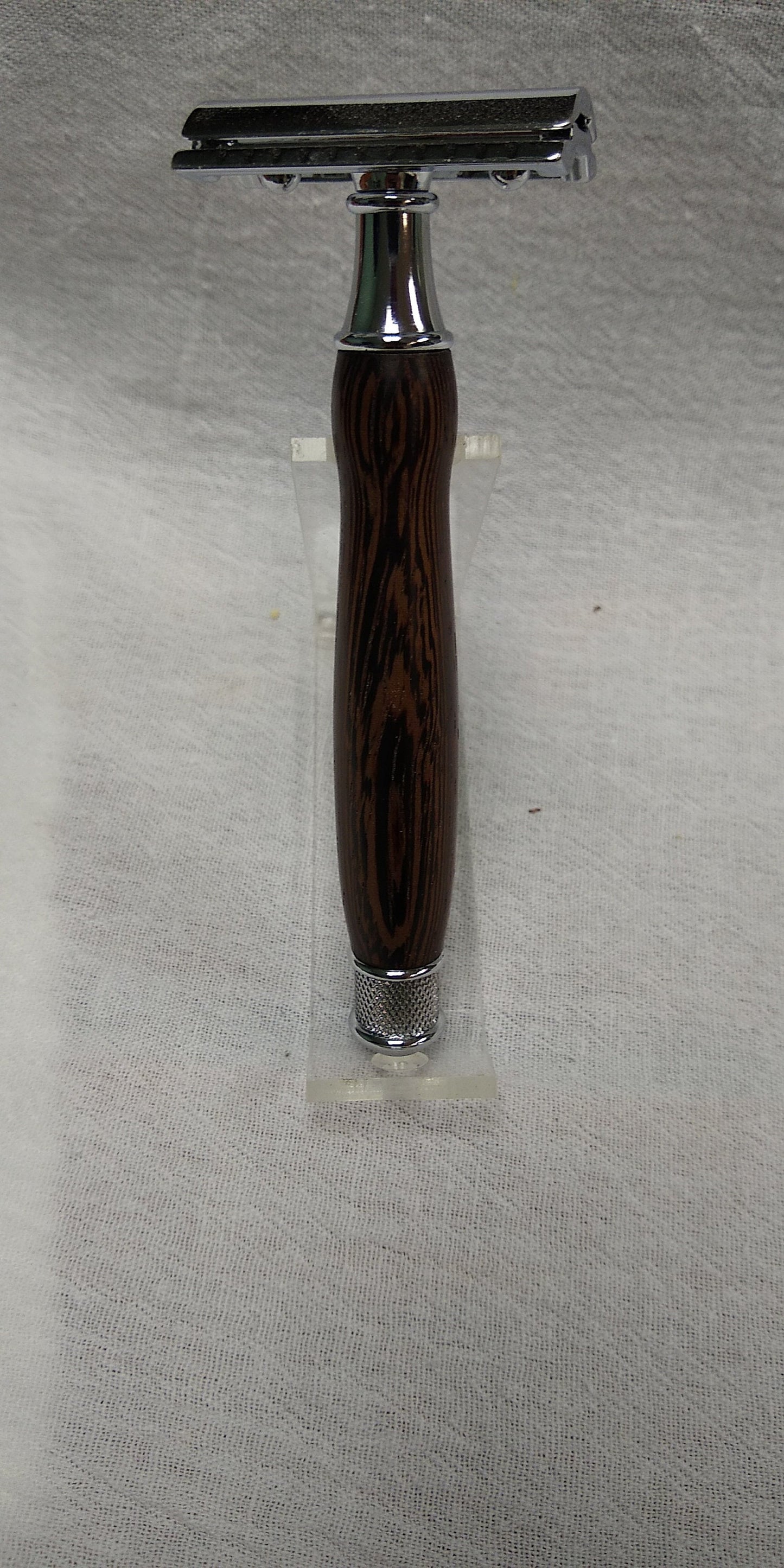 Knurled double edge safety razor made from Wenge