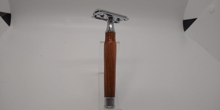 Knurled double edge safety razor made from stabilized cherry